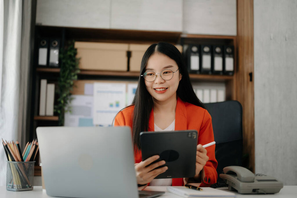 Asian businesswoman working in the office with  tablet and laptop in modern office - Zdjęcie, obraz