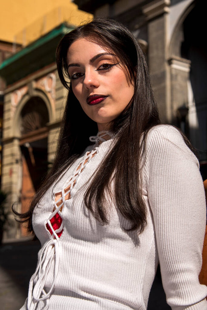 Jeune fille en vêtements à la mode à Naples  - Photo, image