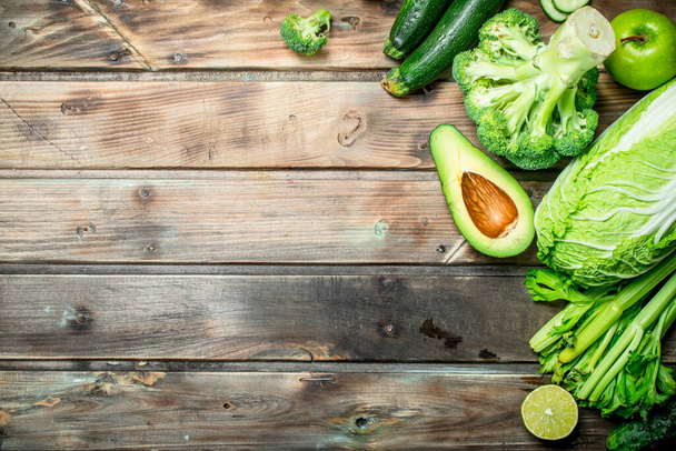 Green food. Organic fruits and vegetables . On a wooden background - Fotografie, Obrázek