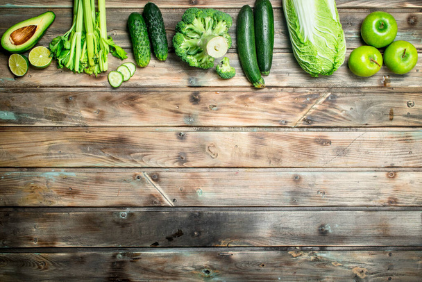 Comida verde. Frutas y verduras orgánicas. Sobre un fondo de madera
 - Foto, Imagen