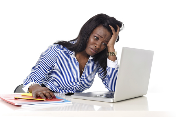 negro afroamericano etnia frustrado mujer trabajando en estrés en oficina
 - Foto, Imagen