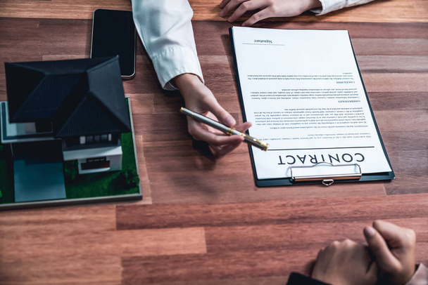 Top view comprador firma el contrato de préstamo de papel con un bolígrafo en el escritorio como el completar el paso final del proceso de préstamo de la casa, asegurando la propiedad de la propiedad. Entusiasta. - Foto, Imagen