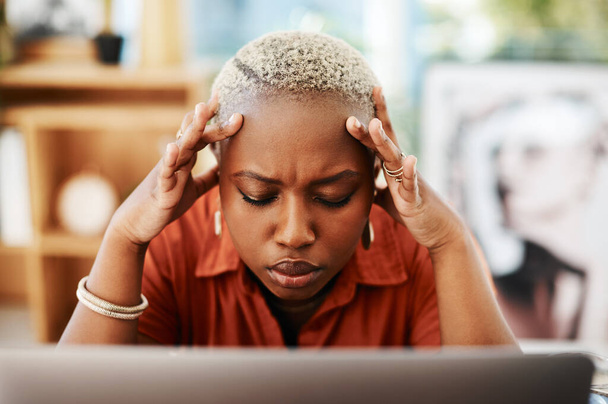 Headache, stress and black woman with laptop in office for error, mistake and network problem. Business, technology and female worker with burnout, frustrated face and migraine for computer issue. - Foto, Imagen