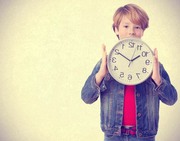 Child holding a clock - Foto, immagini