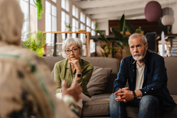 Házaspár terápián egy szakemberrel házassági problémákról, idősek a pszichológusnál megbeszélik. - Fotó, kép