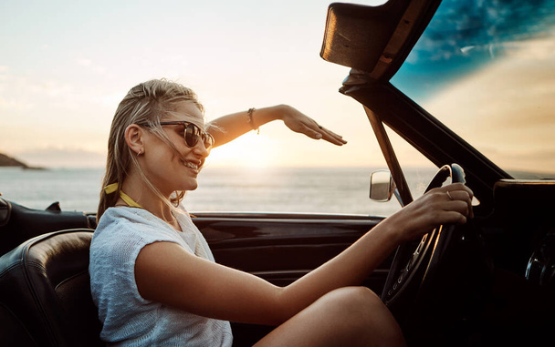 Widok jest wart jazdy. szczęśliwa młoda kobieta ciesząca się wakacyjną podróżą - Zdjęcie, obraz
