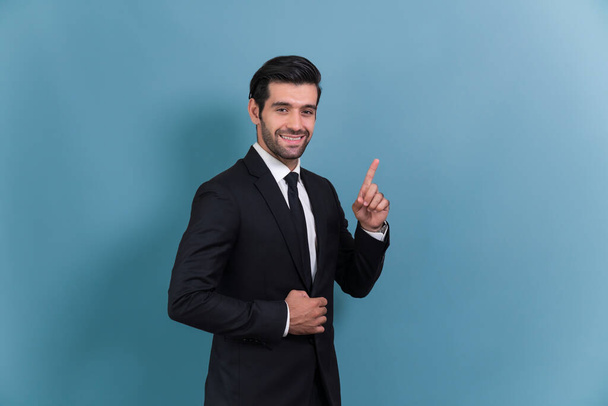 Αυτοπεποίθηση επιχειρηματίας σε επίσημη κοστούμι δείχνοντας το δάχτυλο μέχρι να δείξει την προώθηση ή τη διαφήμιση με ενθουσιασμένοι και έκπληκτος έκφραση του προσώπου και χειρονομία σε απομονωμένο φόντο. Έντονη - Φωτογραφία, εικόνα