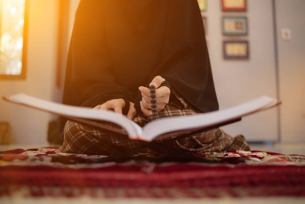ヒジャーブのムスリム女性は敬意を表しますヒジャーブのムスリム女性はクルアーンの伝統的な信仰に従ってアッラーに祈ります - 写真・画像