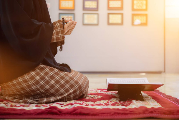 Μουσουλμάνες γυναίκες με χιτζάμπ προσεύχονται να δείξουν σεβασμό και χάρη στον Αλλάχ σύμφωνα με μουσουλμανικές πεποιθήσεις και μουσουλμάνες γυναίκες με χιτζάμπ προσεύχονται στον Αλλάχ σύμφωνα με την παραδοσιακή πίστη από το Κοράνι - Φωτογραφία, εικόνα