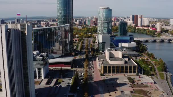 Letecký pohled na centrum města za letního dne. Záběry ze skladu. Budovy a řeka, zelené ulice  - Záběry, video
