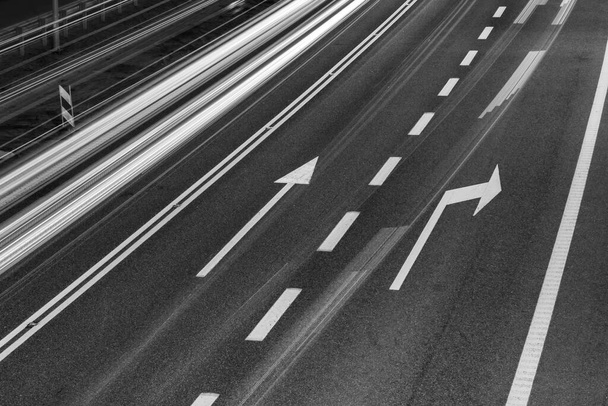 valkoiset linjat auton valot mustalla taustalla - Valokuva, kuva