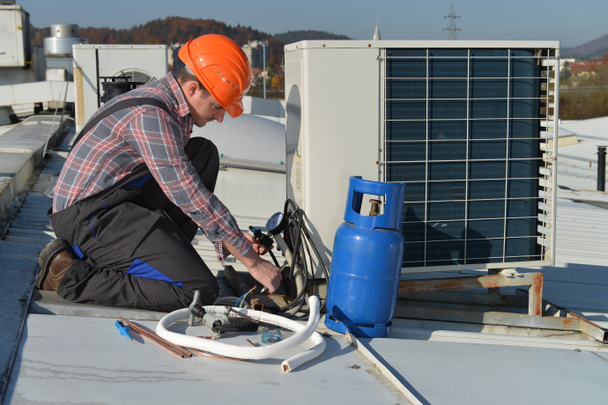 young repairman fixing air conditioning system - Photo, Image