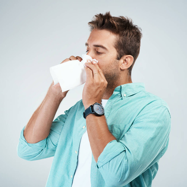 Orr, szövet és férfi fújása a stúdióban allergiával, betegséggel és vírusfertőzéssel fehér alapon. Egészség, wellness és arc a férfi személy zsebkendővel szénanátha, hideg és tüsszentés influenza. - Fotó, kép