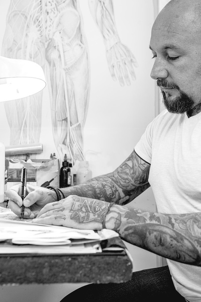 drawin genç dövme sanatçısı - Fotoğraf, Görsel