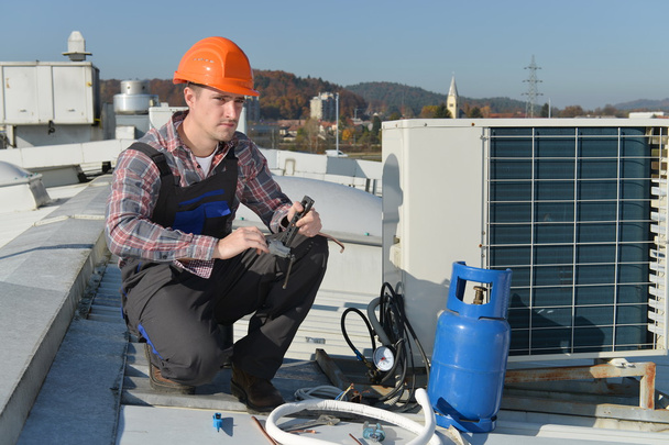 jovem reparador fixação sistema de ar condicionado
 - Foto, Imagem