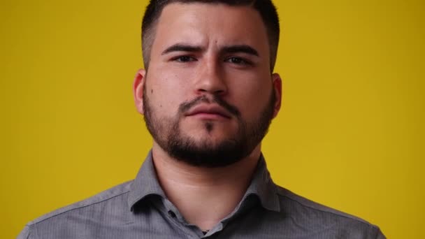 4k video de un hombre con barba posando sobre fondo amarillo. Concepto de emociones. - Imágenes, Vídeo