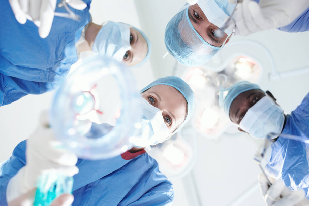 Vemo-nos do outro lado. Pacientes visão de cirurgiões médicos e médicos colocando um paciente sob um anestésico geral - Foto, Imagem