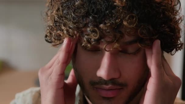 Close-up zieke Indiase man masseren hoofdpijn bloeddruk zakelijke probleem failliet gezondheidsproblemen ziek moe Arabische man massage tempels pijnlijke migraine binnen zakenman lijden hoofdpijn - Video