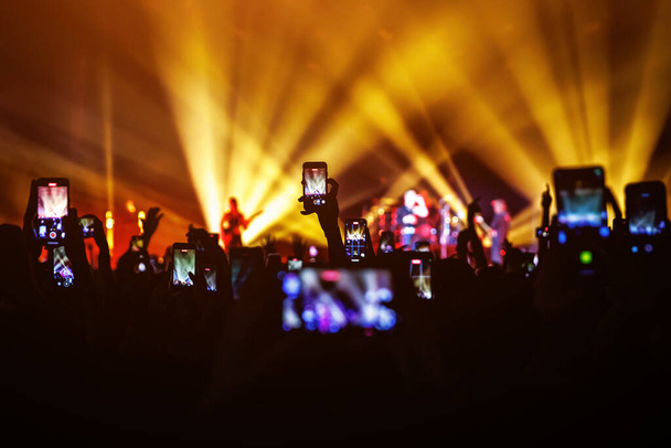 Захват воспоминаний, смартфоны на концерте - Фото, изображение