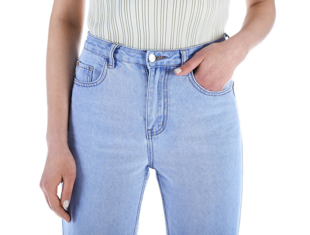 Mujer joven en jeans con estilo sobre fondo blanco, primer plano - Foto, imagen