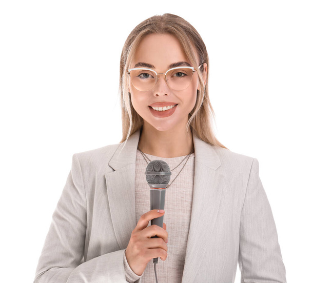 Periodista femenina con micrófono sobre fondo blanco
 - Foto, Imagen
