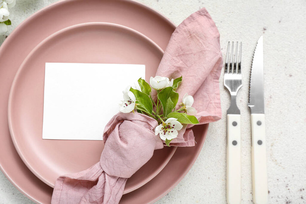 Schöne Tischdekoration mit blühendem Ast und leerer Einladungskarte auf weißem Hintergrund - Foto, Bild