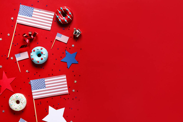 Composición con rosquillas, banderas de USA y confeti sobre fondo rojo. Fiesta del Día de la Independencia - Foto, Imagen