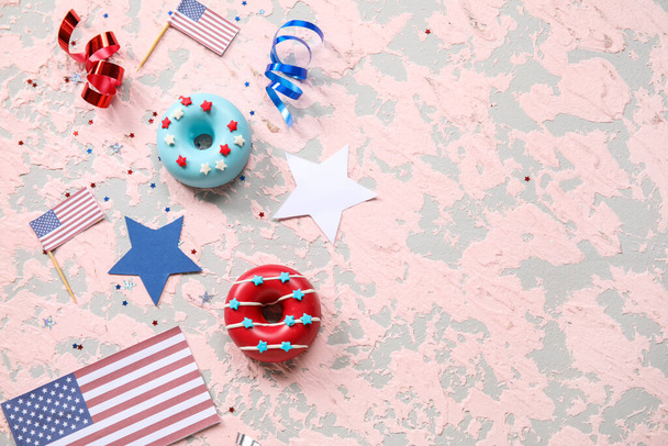 Composición con rosquillas, banderas de USA y confeti sobre mesa grunge rosa. Fiesta del Día de la Independencia - Foto, Imagen