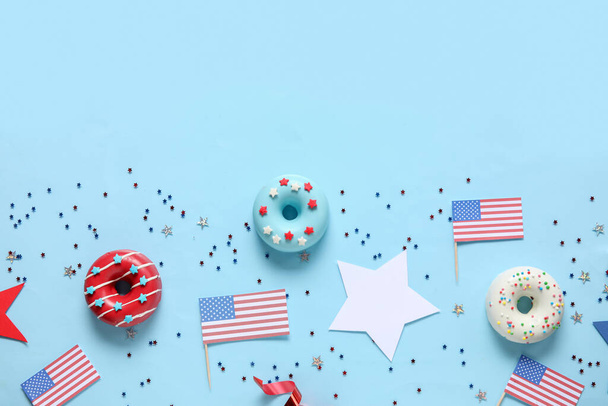 Kompozycja z pączkami, flagi USA i konfetti na niebieskim tle. Obchody Dnia Niepodległości - Zdjęcie, obraz