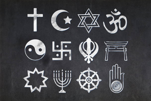 真ん中に描かれた主な宗教的シンボルを持つBlackboard. - 写真・画像