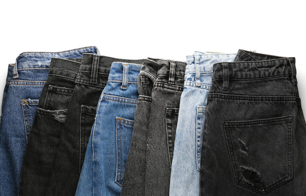 Diversi jeans denim eleganti su sfondo bianco - Foto, immagini