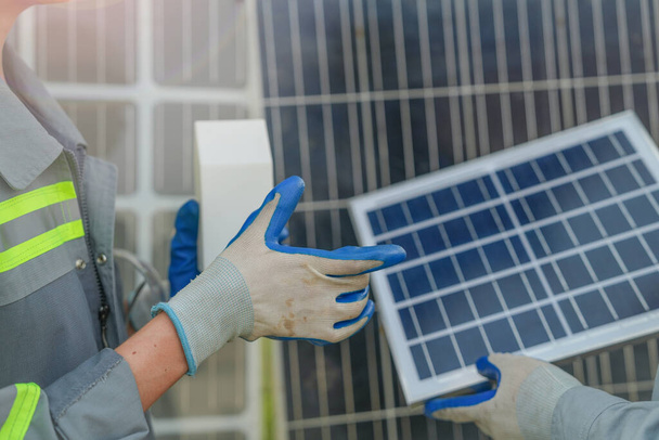 Fotovoltaikus cellamodult tesztelő szakemberek. A megújulóenergia-termelés koncepciója.  - Fotó, kép