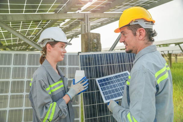 Especialistas testando módulo de célula fotovoltaica. Conceito de trabalho em energias renováveis.  - Foto, Imagem