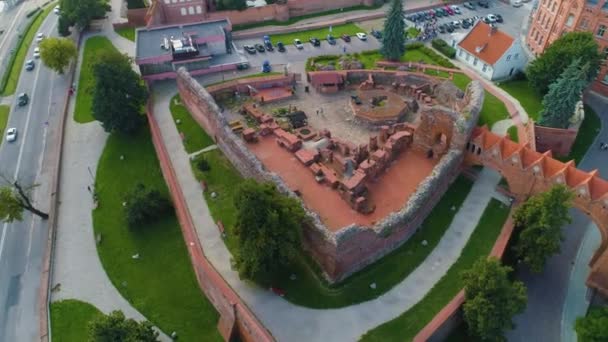 Ruïnes van het Teutoonse kasteel Torun Ruiny Zamku Krzyzackiego Aerial View Polen. Hoge kwaliteit 4k beeldmateriaal - Video