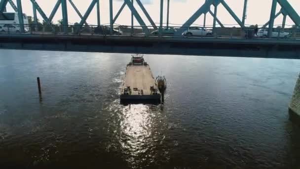 Beau Pont Pilsudski Barge Rivière Wisla Torun Vue Aérienne Pologne. Images 4k de haute qualité - Séquence, vidéo