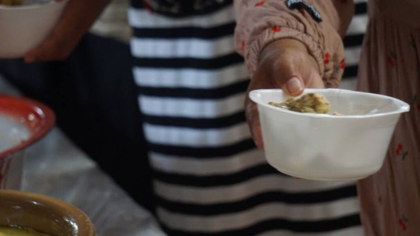 Indonesiano prendere pollo 0por (minestra di pollo indonesiano) e ketupat (torta di riso) - Foto, immagini