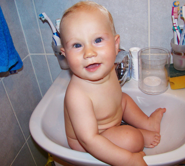 Bebê sorridente no lavatório
 - Foto, Imagem