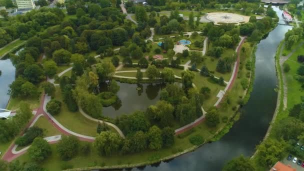 Parque infantil en la isla Pila Park Na Wyspie Korona Vista aérea Polonia. Imágenes de alta calidad 4k - Metraje, vídeo