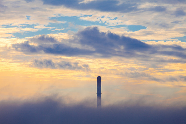 Rohrwärmekraftwerk in der Wolke am Morgenhimmel - Foto, Bild