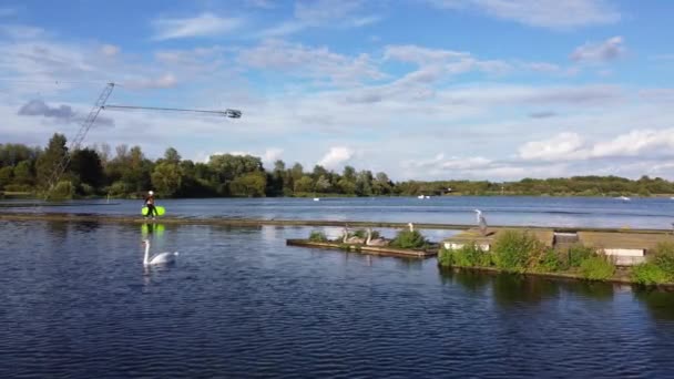 High Angle záběry Willen Lake, Vodní sporty a Public Park Anglie  - Záběry, video