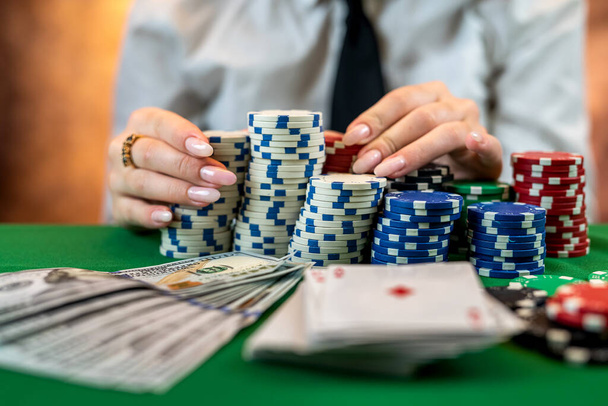 жінка в чорному рахує фішки за гроші і збирає ставки під час гри в покер в казино. концепція азартних ігор. жінка і покер. ізольовані
 - Фото, зображення