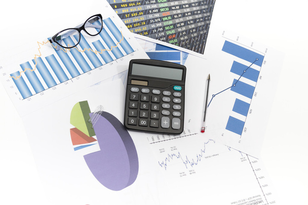 Ανάλυση επενδύσεων γραφήματα με την αριθμομηχανή και ΕΤΕΣΑ επιχειρηματίας - Φωτογραφία, εικόνα
