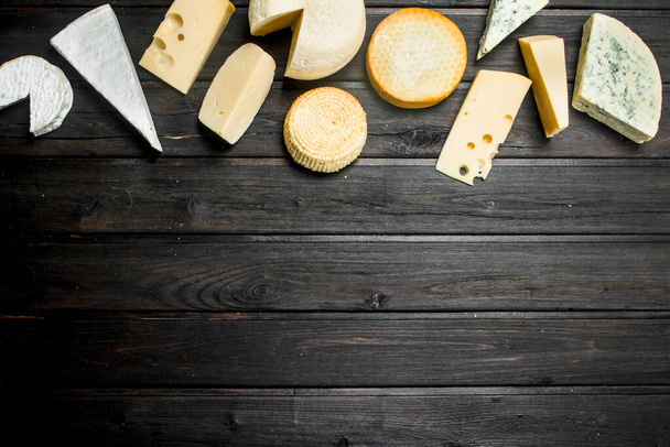 Different types of cheese. On a wooden background. - Foto, immagini