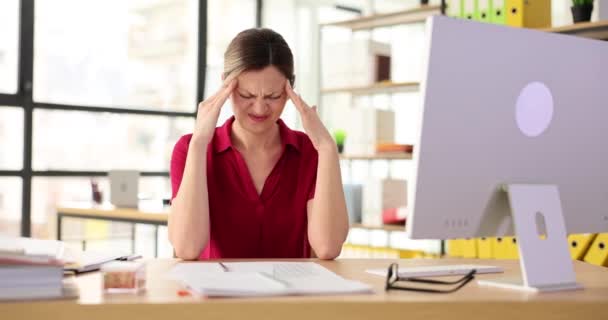 Női irodai alkalmazott, súlyos migrénnel a munkahelyén. A nő feszült a munkahelyi feszültség miatt. Az egészségügyi problémák fogalma a túlmunka miatt Lassított felvétel - Felvétel, videó