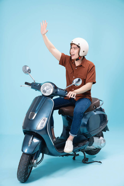 Imagen de yougn Hombre asiático en moto - Foto, Imagen