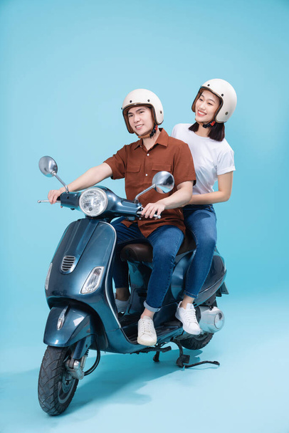 Jovem casal asiático passeio de scooter no fundo - Foto, Imagem