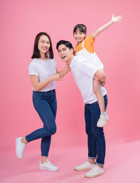Jeune famille asiatique sur fond - Photo, image