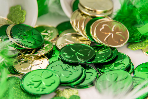 Svatý Patrick den - mince a jetele - Fotografie, Obrázek