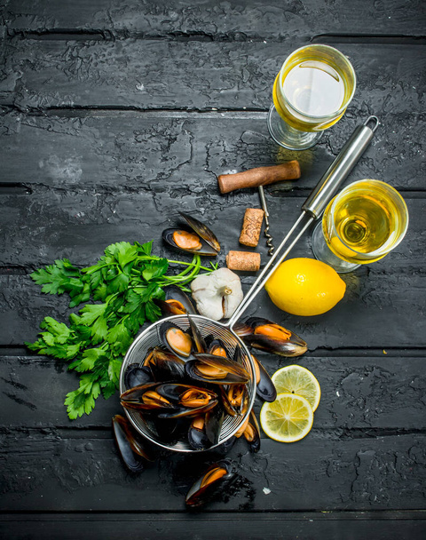 Fresh seafood clams with white wine. On black rustic background - Foto, imagen