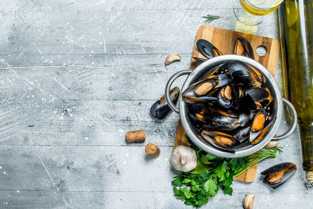 Fresh seafood clams with parsley and white wine. On a rustic background. - 写真・画像
